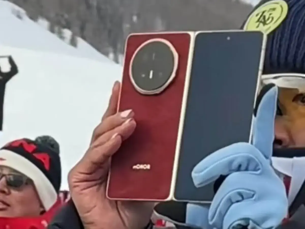 صور حية لهاتف Honor Magic V6 تؤكد ترقية كبيرة في البطارية - عالم التقنية