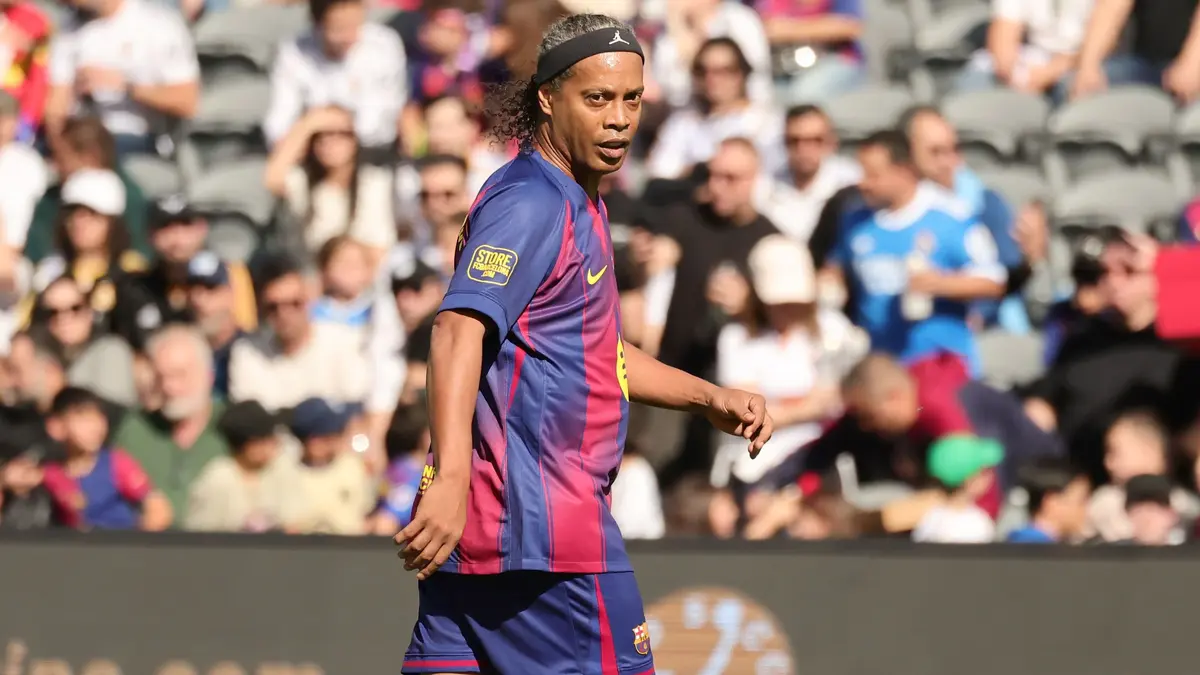 بالفيديو.. اعتداء رونالدينيو على مارسيلو يخطف الأنظار في كلاسيكو الأساطير