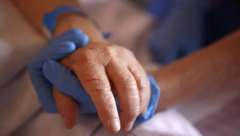 ابتسام من حمص تواجه مرضاً خطيراً وظروفاً صعبة