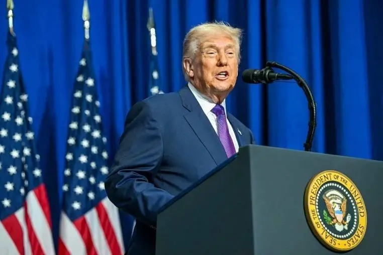 رسوم ترامب الجديدة بنسبة 10% تدخل حيز التنفيذ