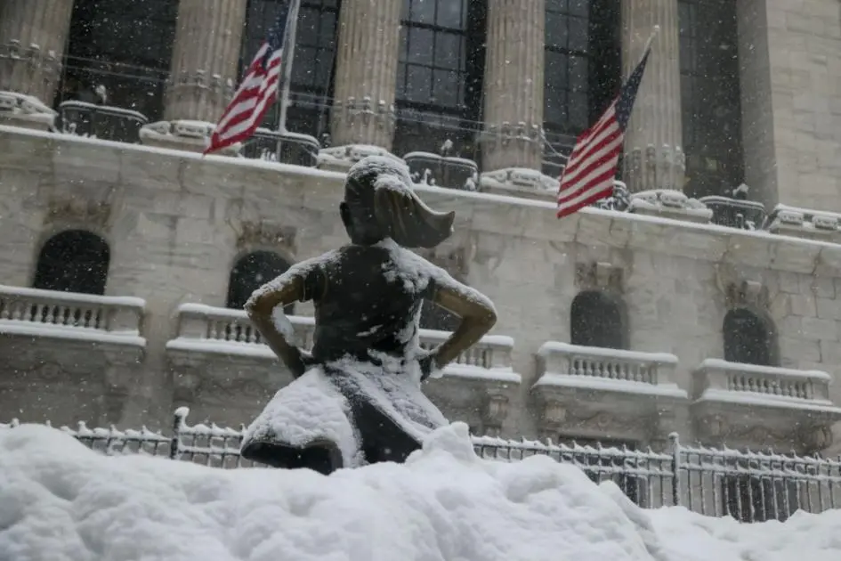 ضبابية الرسوم الأمريكية تربك الأسهم العالمية.. الدولار يتراجع والذهب يصعد