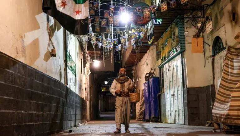 يا نائم وحّد الدائم .. الحاج محمود يوقظ الأهالي بدمشق للسحور