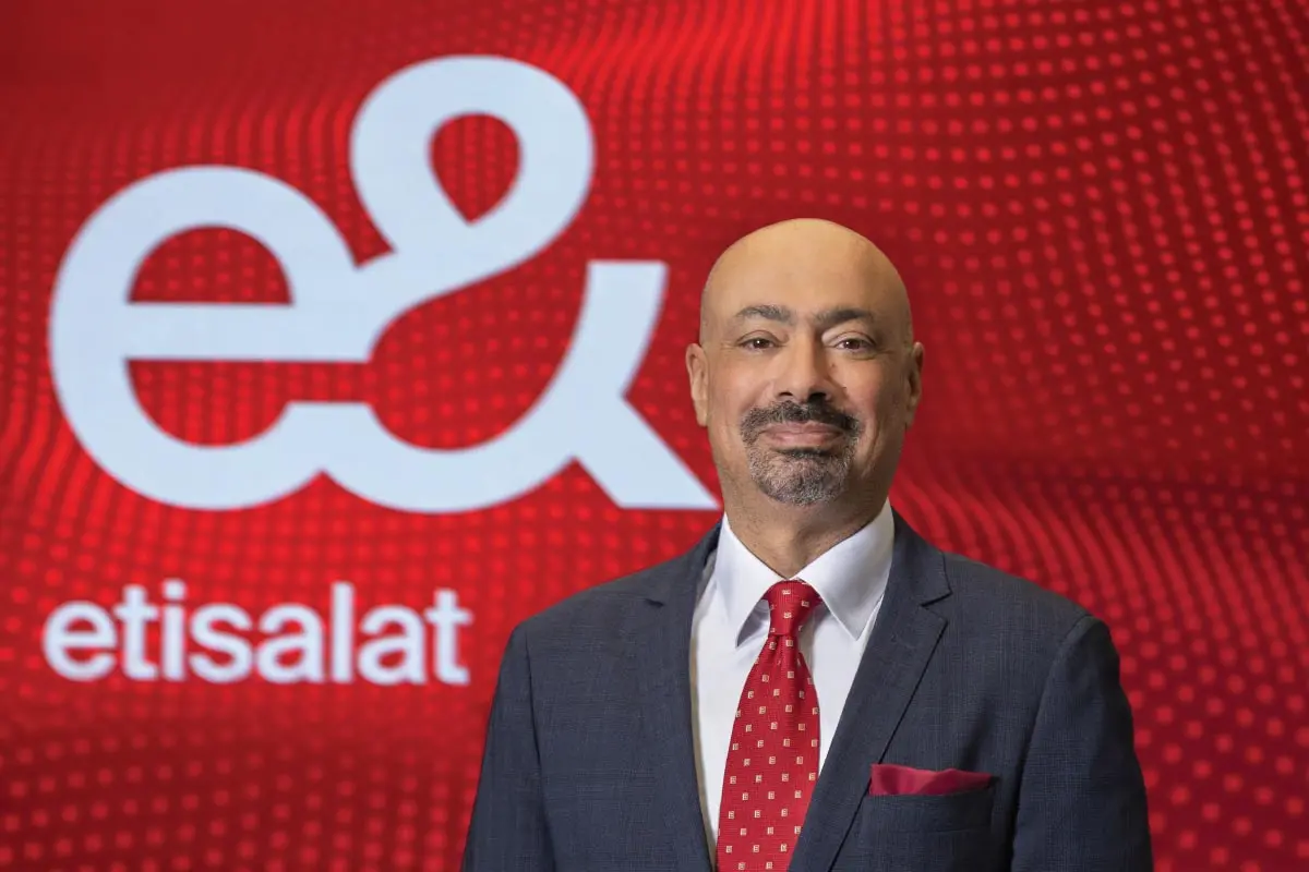 حاتم دويدار يتنحى عن رئاسة مجموعة الاتصالات الإماراتية "إي آند"