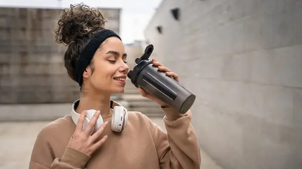 زهرة الخليج - إشارات خفية.. ماذا تكشف زجاجة الماء عنكِ؟