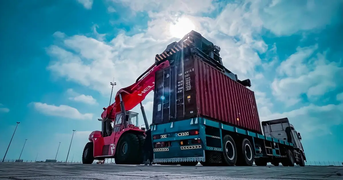 عُمان تعيد توازن تجارتها.. الصادرات غير النفطية تنمو لاقتصاد مستدام