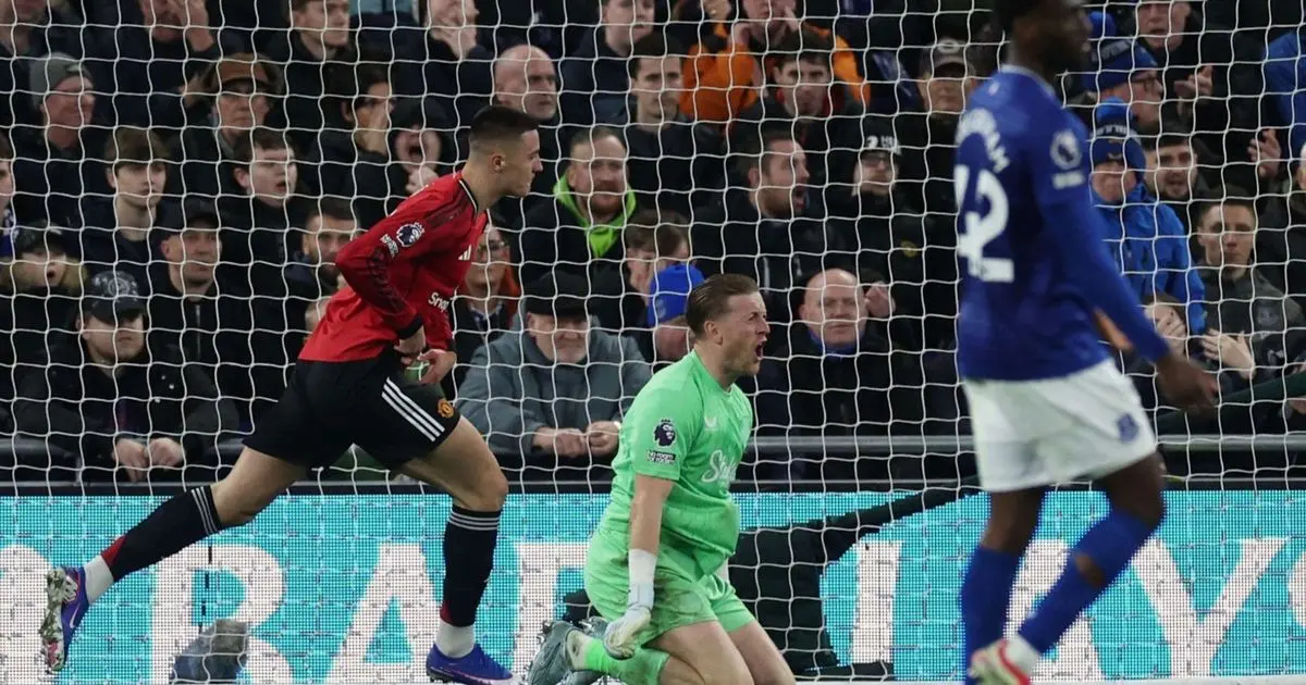 شاهد.. سيسكو يُعاقب إيفرتون ويعيد انتصارات مانشستر يونايتد