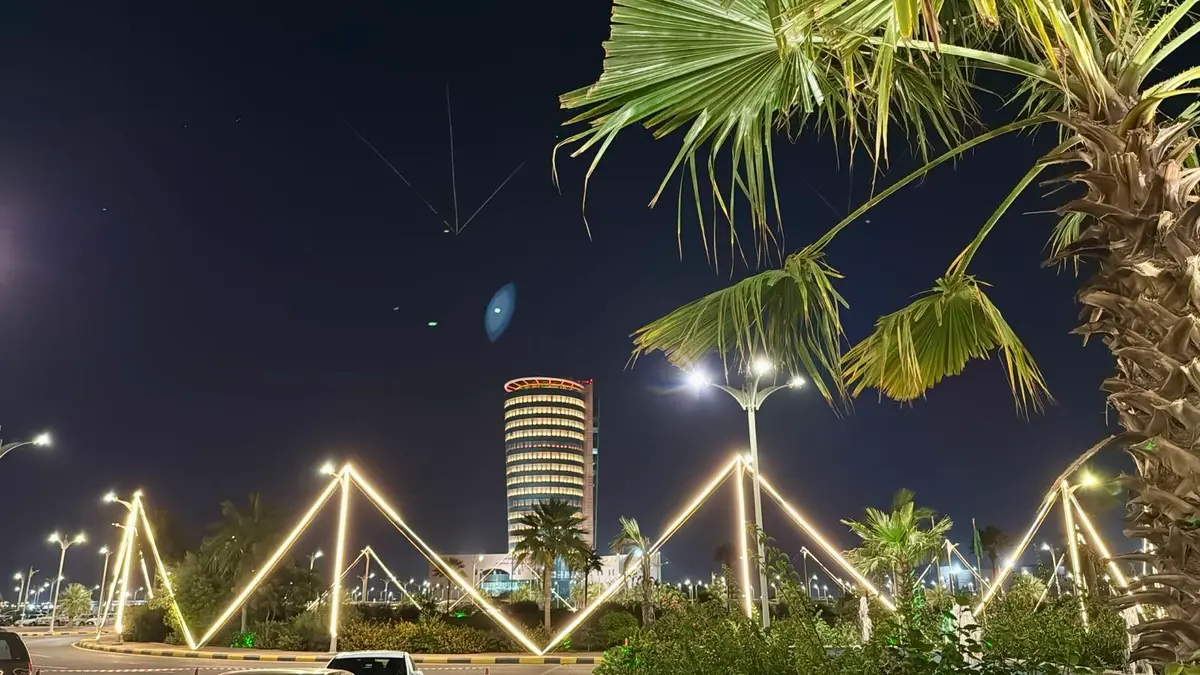 جامعة جازان تدشن معرض يوم التأسيس 2026 في قلب شاطئ الغروب