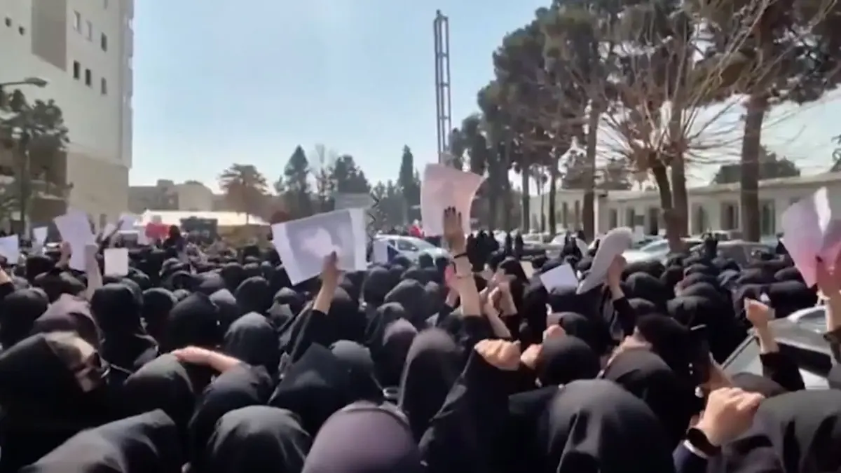 شاهد.. موجة جديدة من الاحتجاجات بإيران بينما يدرس ترامب شن هجوم عليها