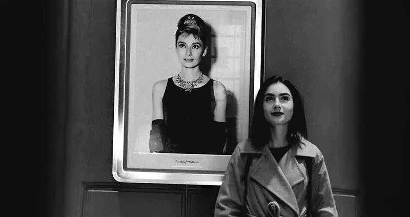 Lily Collins في دور Audrey Hepburn: فيلم جديد يعيد كواليس Breakfast at Tiffany’s إلى الواجهة