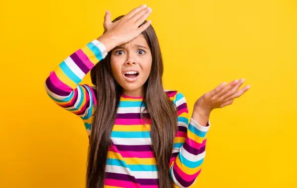 هل كثرة النسيان عند الأطفال أمر طبيعي.. أم إشارة لزيارة الطبيب؟