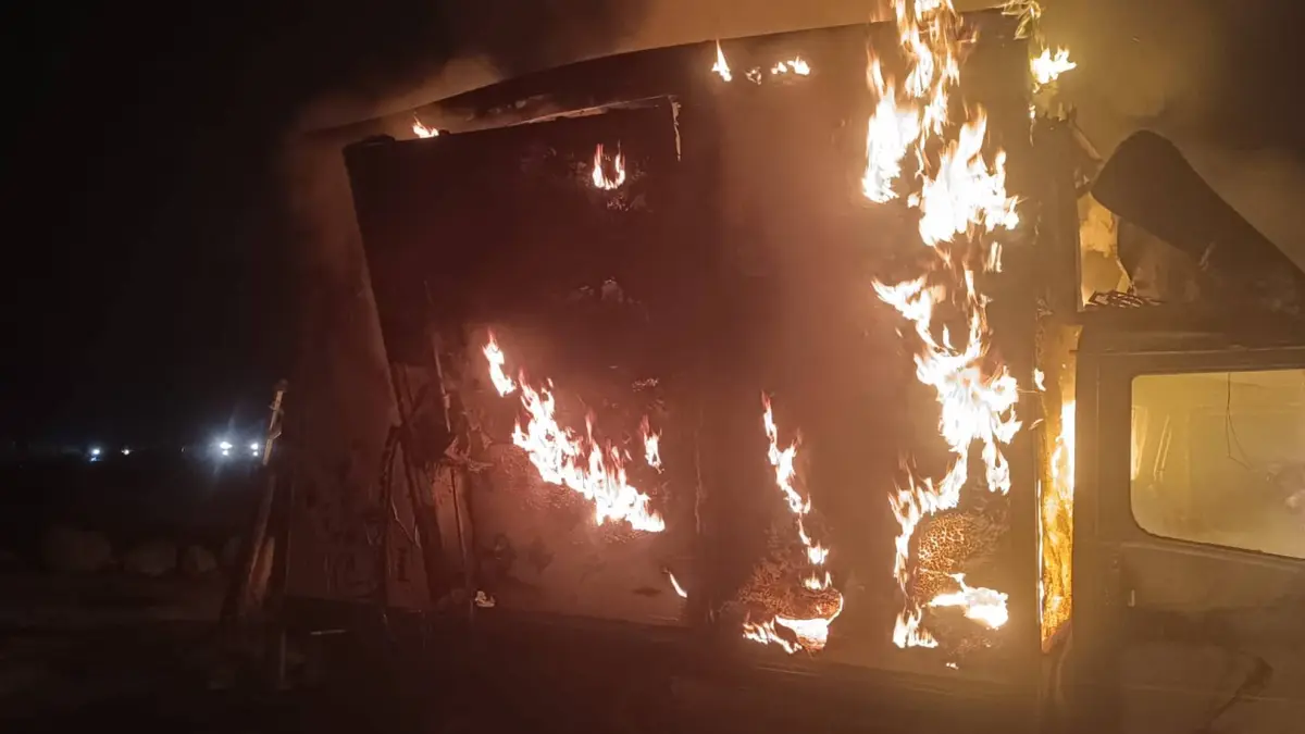 "سوسيا تحت النار".. مستوطنون يشنون هجوما واسعا ويحرقون مساكن المواطنين بمسافر يطا.. فيديو