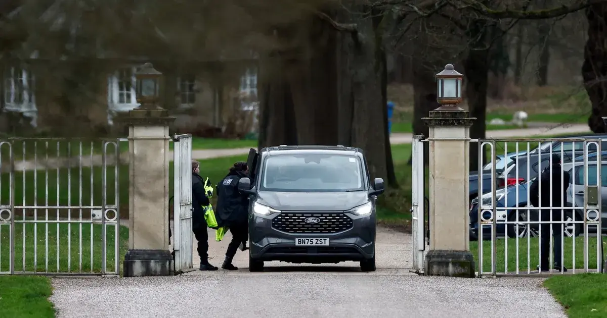 بريطانيا.. انتهاء تفتيش منزل "أندرو" وإطلاق سراح ماندلسون