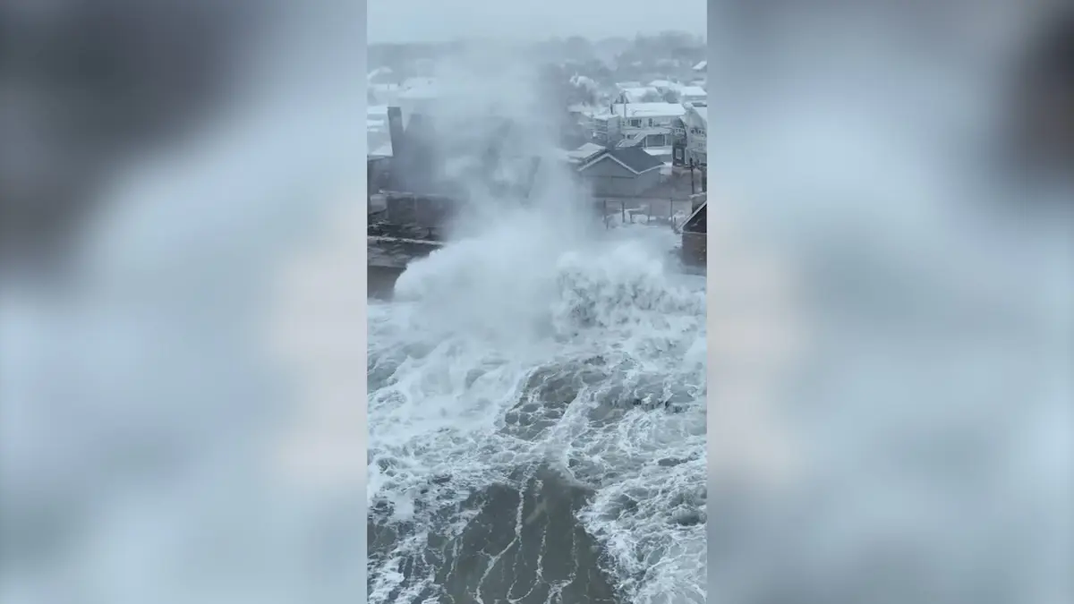 مشهد مهيب وسط العواصف.. أمواج عاتية تضرب منازل بأكملها بولاية أمريكية