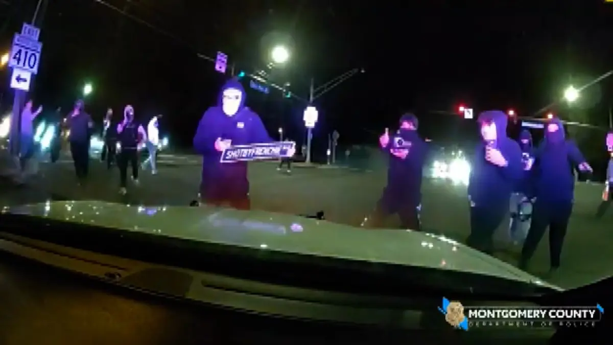 هجوم جماعي على مركبة شرطة خلال استعراض سيارات في شارع بأمريكا