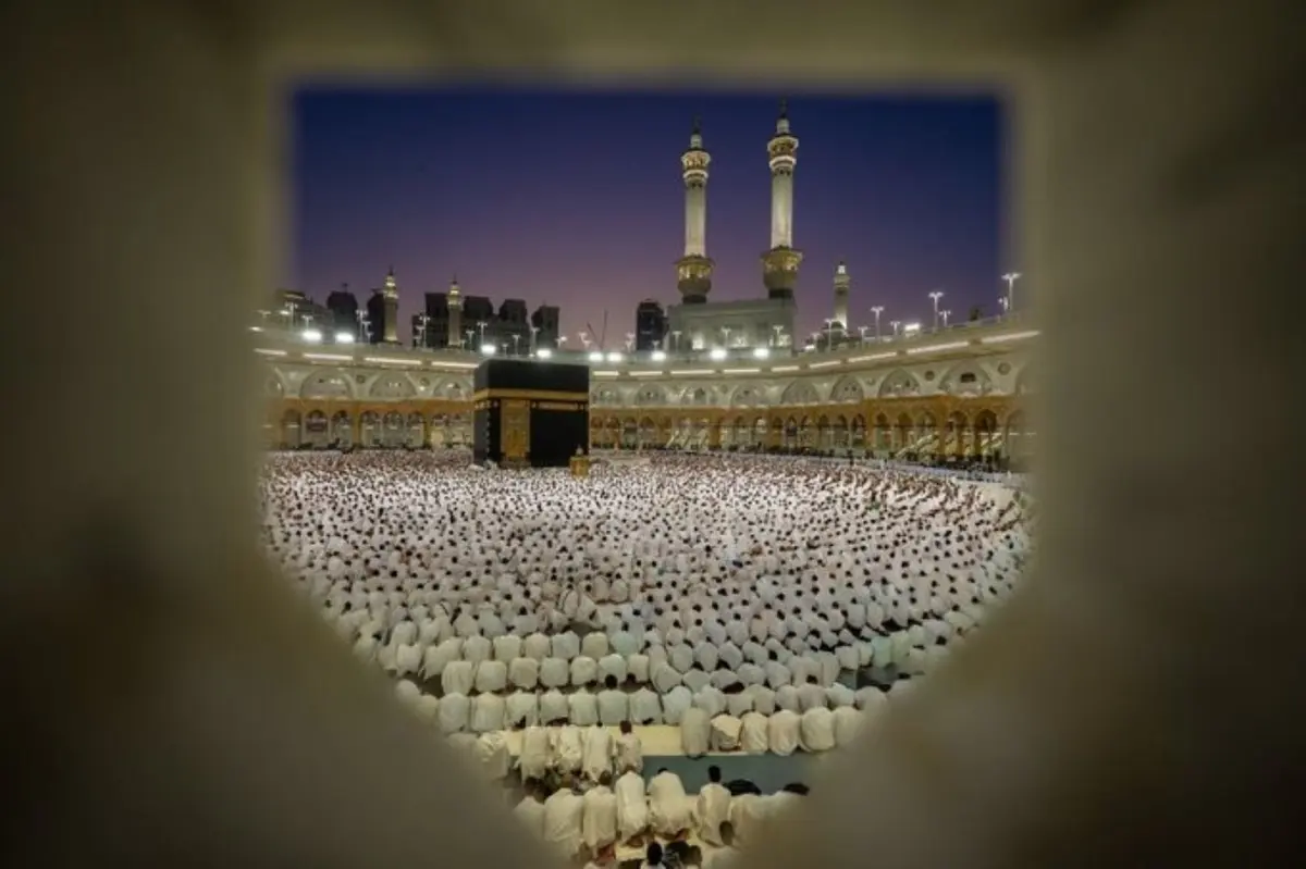 المسجد الحرام يستقبل 904 آلاف معتمر في رابع أيام رمضان 1447هـ