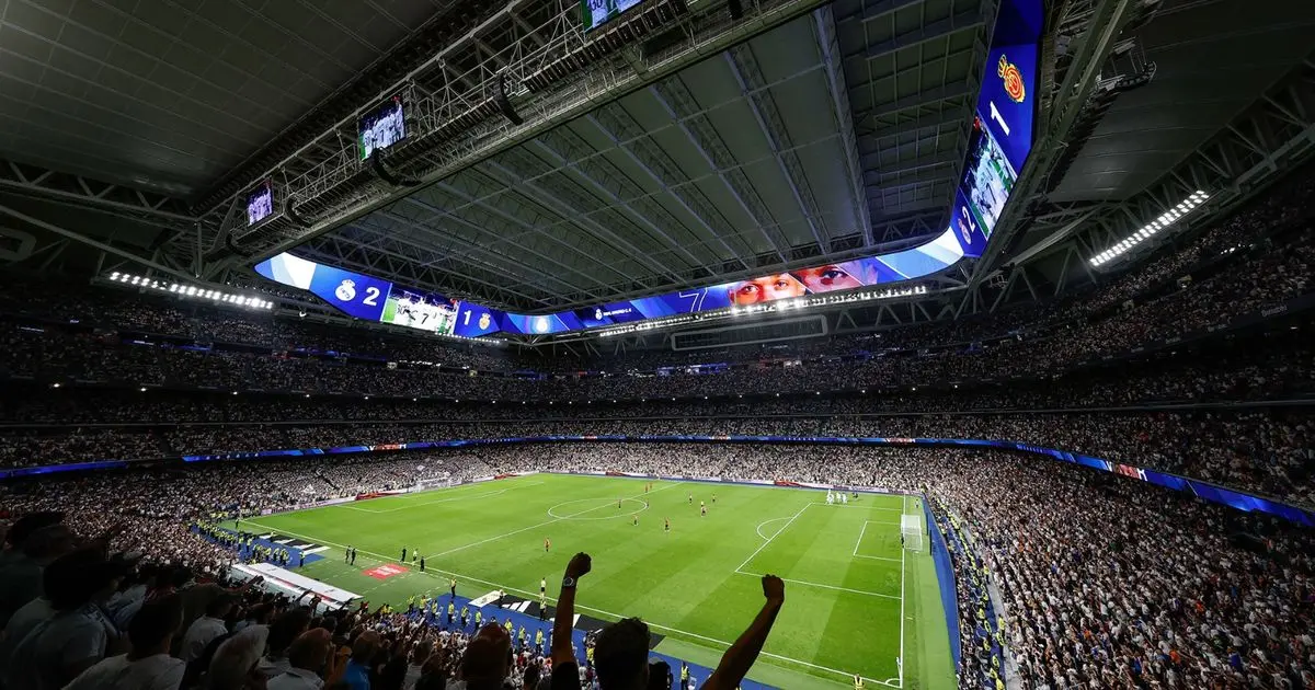 جماهير ريال مدريد توجه رسالة إلى بنفيكا عبر "لافتة عملاقة"