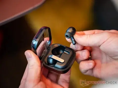 سامسونج تعلن رسمياً عن سماعات جالاكسي بادز 4 برو بمكبرات صوت أكبر وإلغاء ضوضاء نشط محسن وبطارية طويلة العمر - التقنية بلا حدود