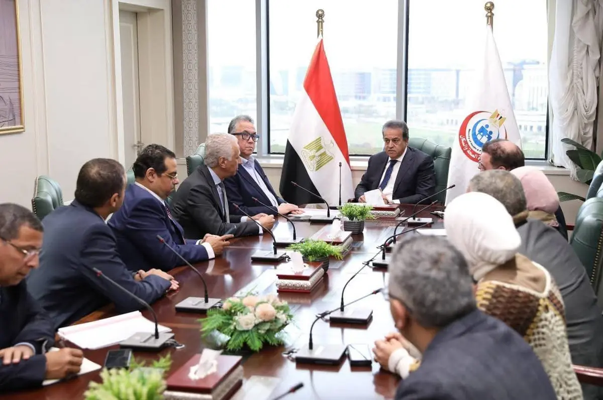 وزير الصحة يعقد اجتماعاً مع شركتي «تكنويڤ» و«ميدبوت» لبحث تفعيل تقنية الروبوت الجراحي