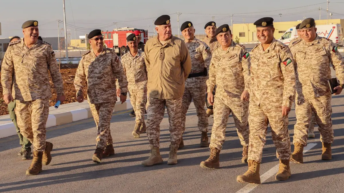 اللواء الركن الحنيطي يتفقد مشاريع إنشائية في لواء الأمير الحسن بن طلال المدرع/60 ويشارك مرتبات مجموعة الأنظمة المسيرة وجبة الإفطار