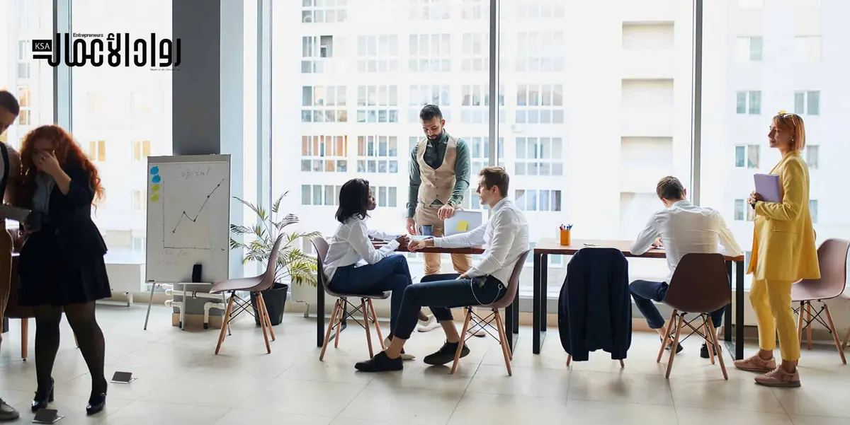 سحر «الكاريزما الصامتة».. دليلك لاختراق عقول الزملاء والسيطرة على أجواء العمل