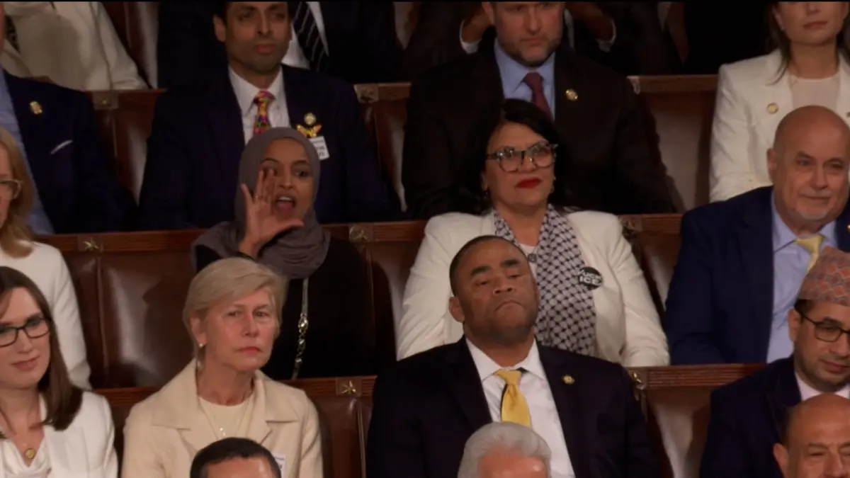 "يجب أن تخجل".. المشرعة إلهان عمر تصرخ خلال خطاب ترامب وترد عليه غاضبة