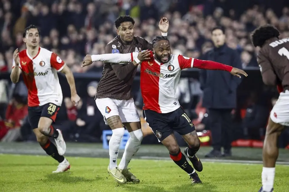 أداء متباين لأسهم الإمارات وسط تذبذب «القيادية»