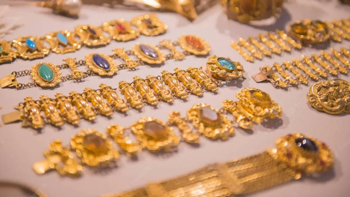 الذهب في مصر.. عيار 21 يستقر قرب 7000 جنيه