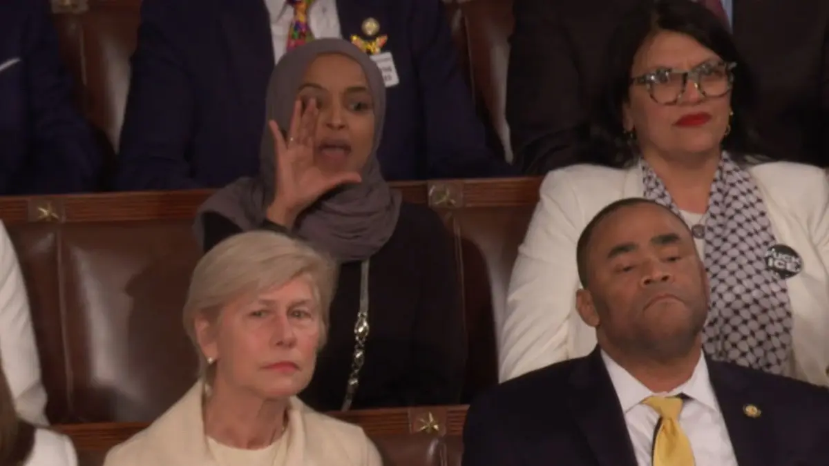 إلهان عمر تصرخ مقاطعة ترامب بخطاب حالة الاتحاد.. ماذا قالت؟