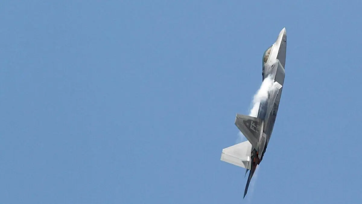 المقاتلة الأكثر فتكًا تحطّ في الشرق الأوسط.. ماذا نعرف عن "F-22" وقدراتها الخارقة؟