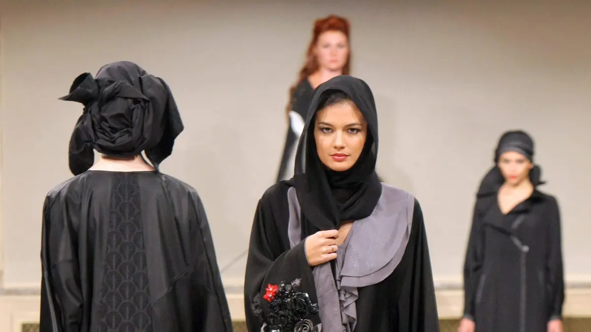 العباءة الرمضانية.. بين الأناقة والاحتشام وأصول ارتدائها