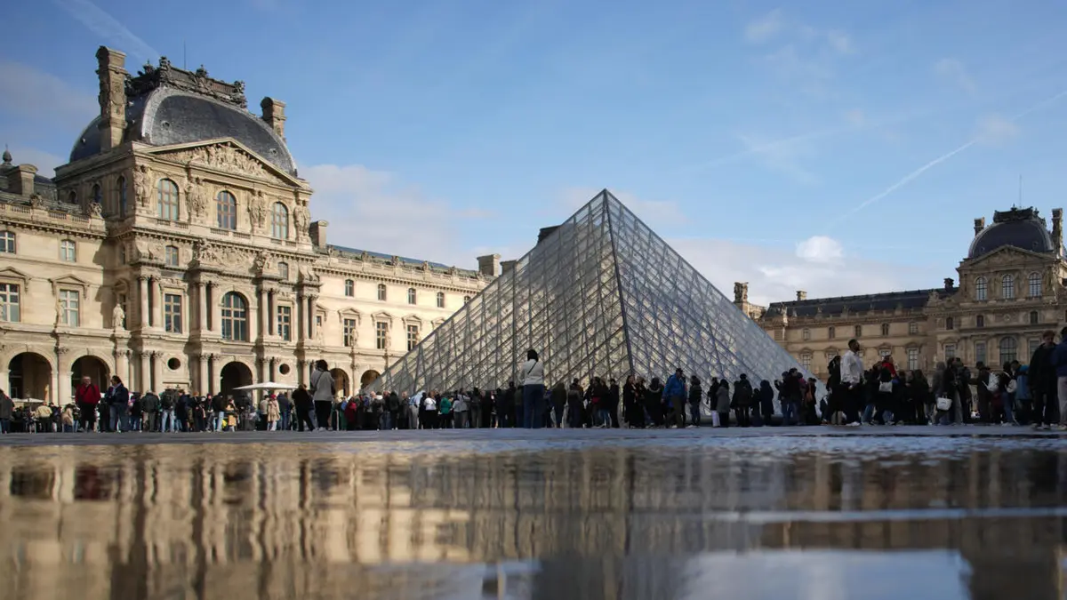 فرنسا تعتزم تعيين مدير قصر فرساي على رأس متحف اللوفر بعد استقالة رئيسته السابقة