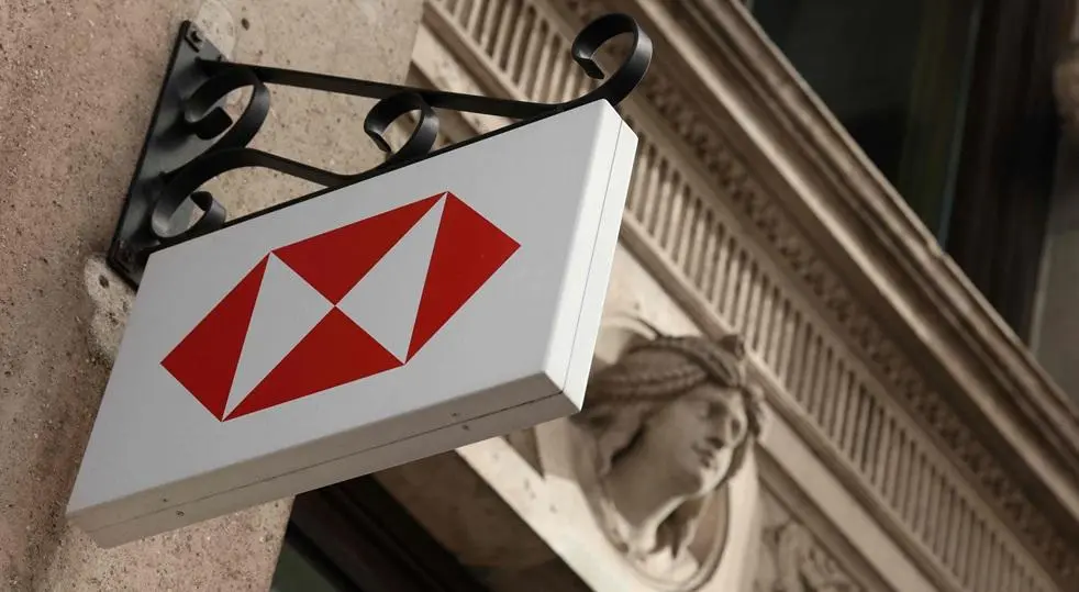 أرباح إتش إس بي سي تتراجع 7.4% إلى 30 مليار دولار في 2025