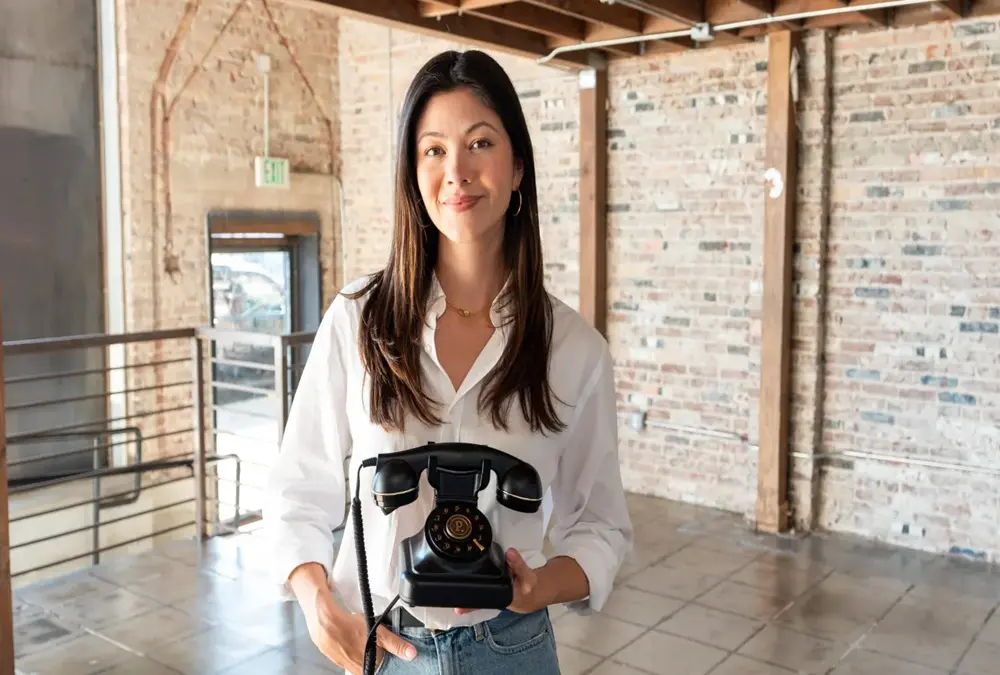 ثورة الابتكار البسيط.. شابة تحوّل «الهاتف الأرضي» إلى مشروع بمليون دولار