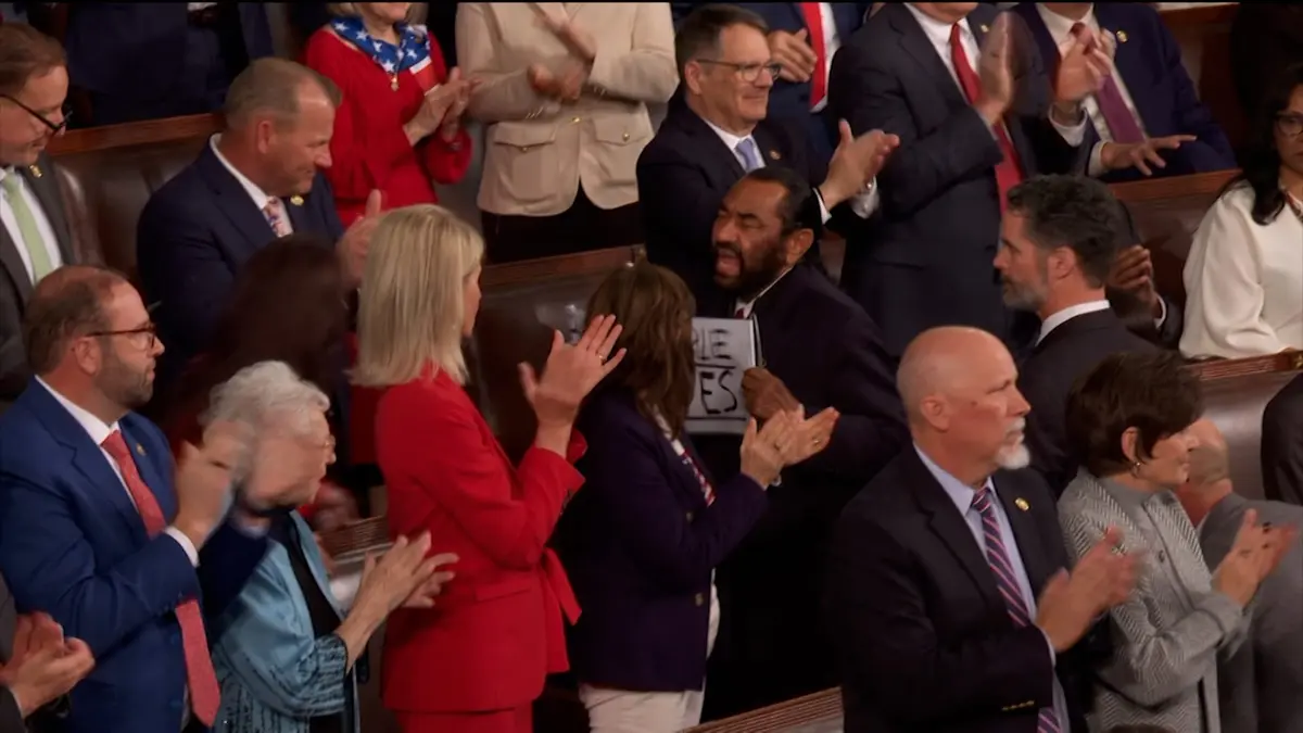 لحظة إخراج المشرع غرين لرفع لافتة احتجاجية بعد منشور ترامب "العنصري"