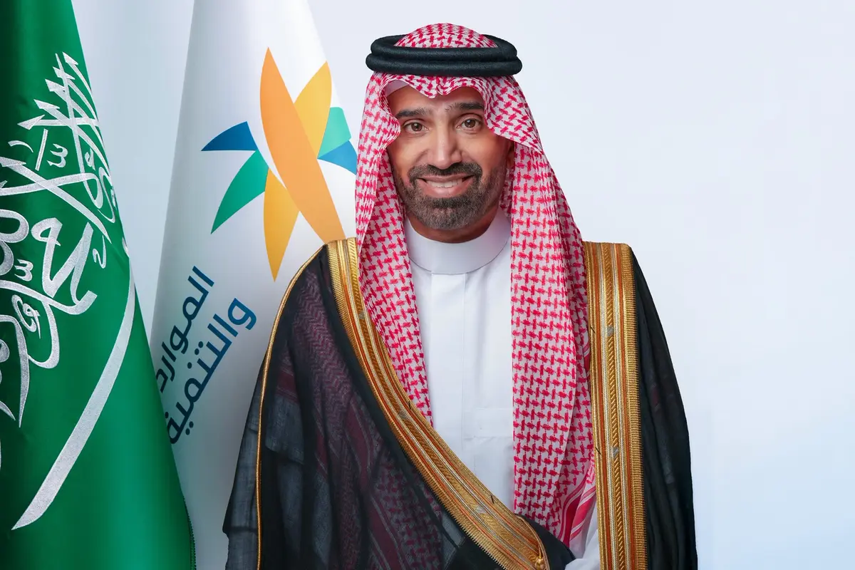 وزير الموارد البشرية يقرر تعديل جدول المخالفات والعقوبات لنظام العمل