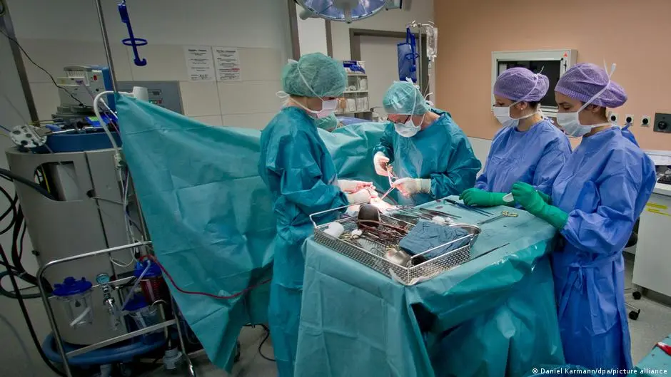 في المملكة المتحدة.. ولادة أول طفل من رحم متبرعة متوفية