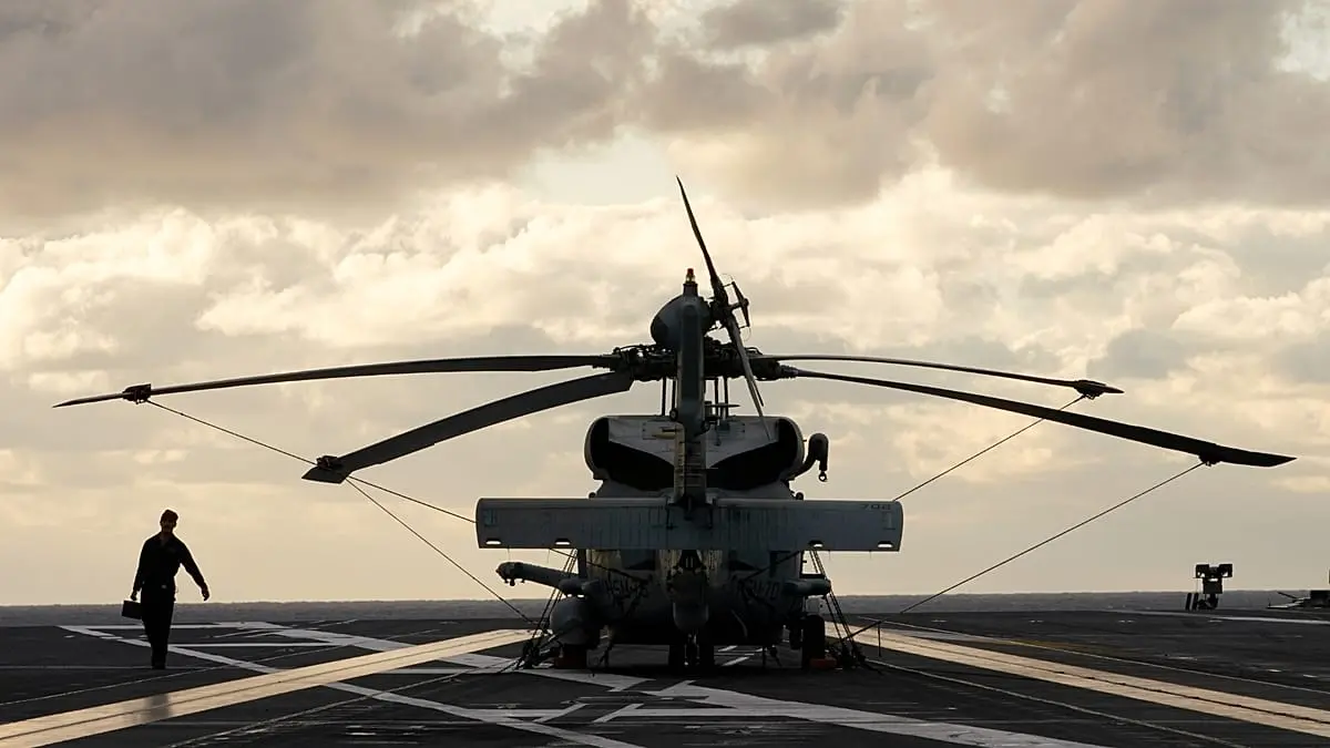 تقرير لـ"واشنطن بوست": الولايات المتحدة تنشر 150 طائرة عسكرية وترسل حاملتي طائرات لمحيط إيران