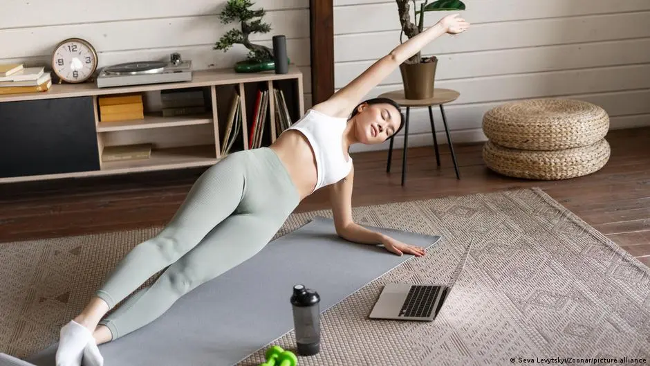 اتجاهات اللياقة تزاوج بين "المشي الياباني" والمدرب الذكي