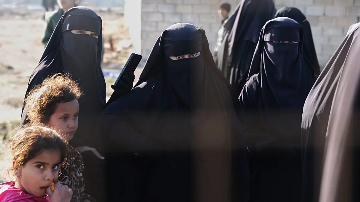 الحكومة السورية تقرّ بحدوث حالات "فرار جماعي" من مخيم الهول عقب انسحاب "قسد"