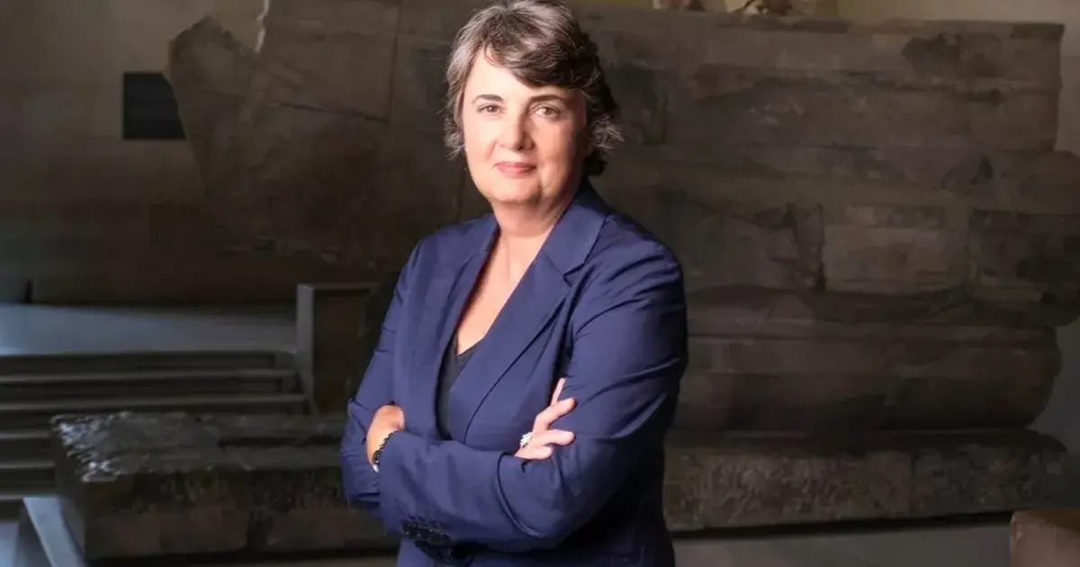 استقالة لورنس دي كار من إدارة متحف اللوفر