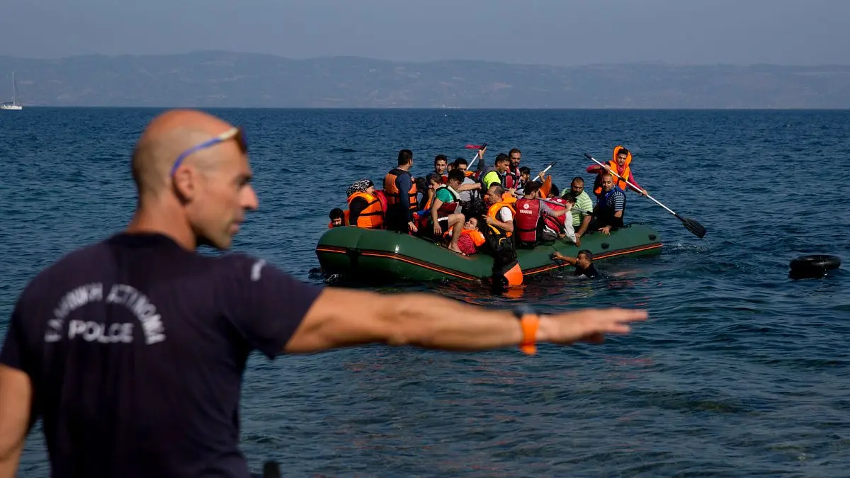 مصرع وفقدان 30 مهاجرًا إثر انقلاب قارب قبالة سواحل اليونان