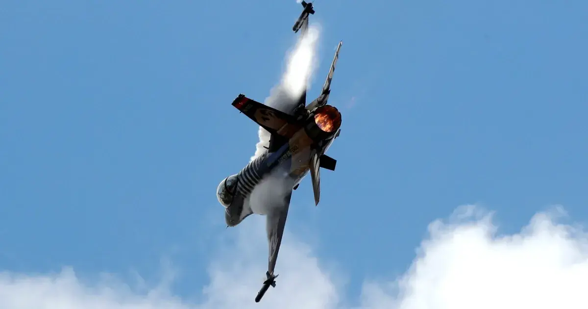 تحطم مقاتلة F-16 تابعة لسلاح الجو التركي قرب طريق رئيسي