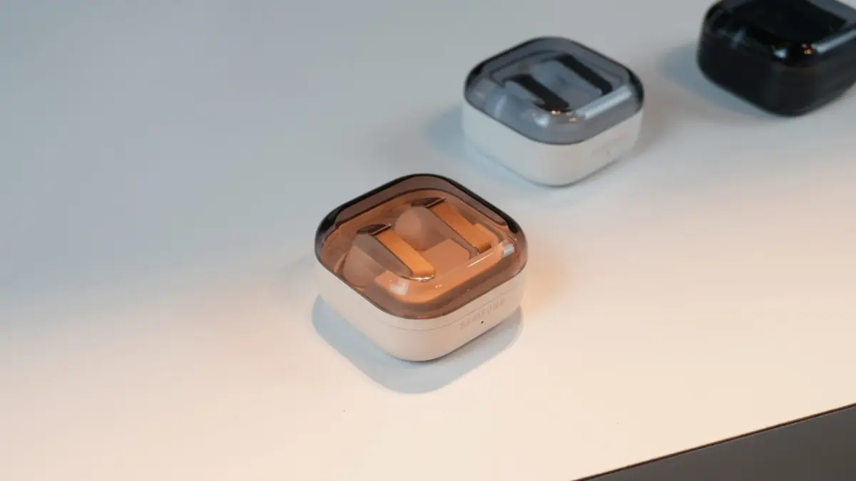 انطباعات أولية: Galaxy Buds 4 وBuds 4 Pro تعودان لهوية سامسونج مع تحسينات واضحة في الصوت والذكاء الاصطناعي - عالم التقنية