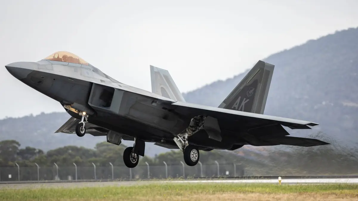 إعلام عبري: أمريكا تنشر 6 مقاتلات F-22 إضافية وقائد سلاح الجو "الإسرائيلي" يجتمع بالطيارين