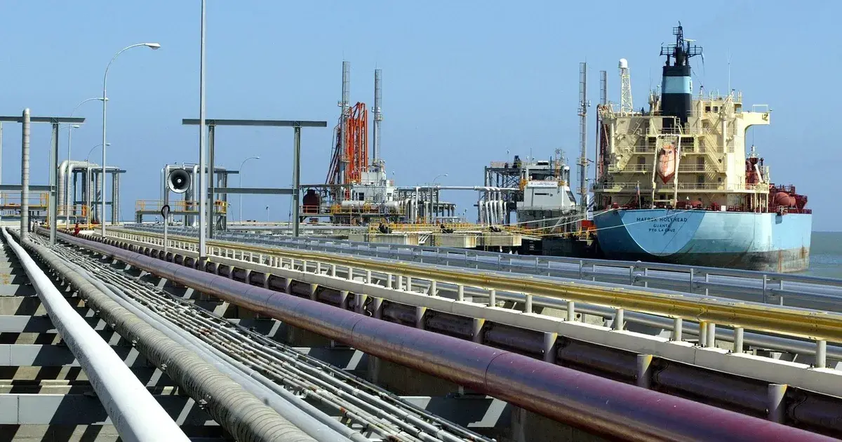 "انفراجة محتملة".. واشنطن تسمح بإعادة بيع نفط فنزويلا إلى كوبا