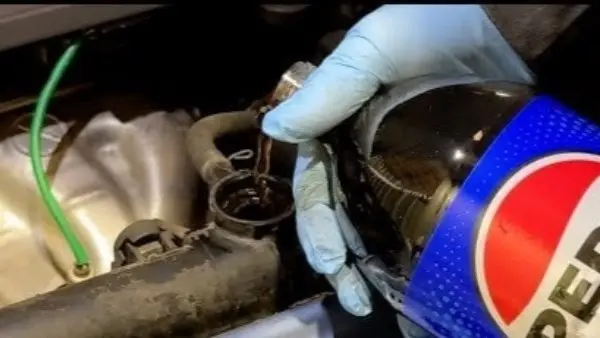 أغرب تجربة.. هل يمكن استبدال مياه الريدياتير بالـ "كولا"؟