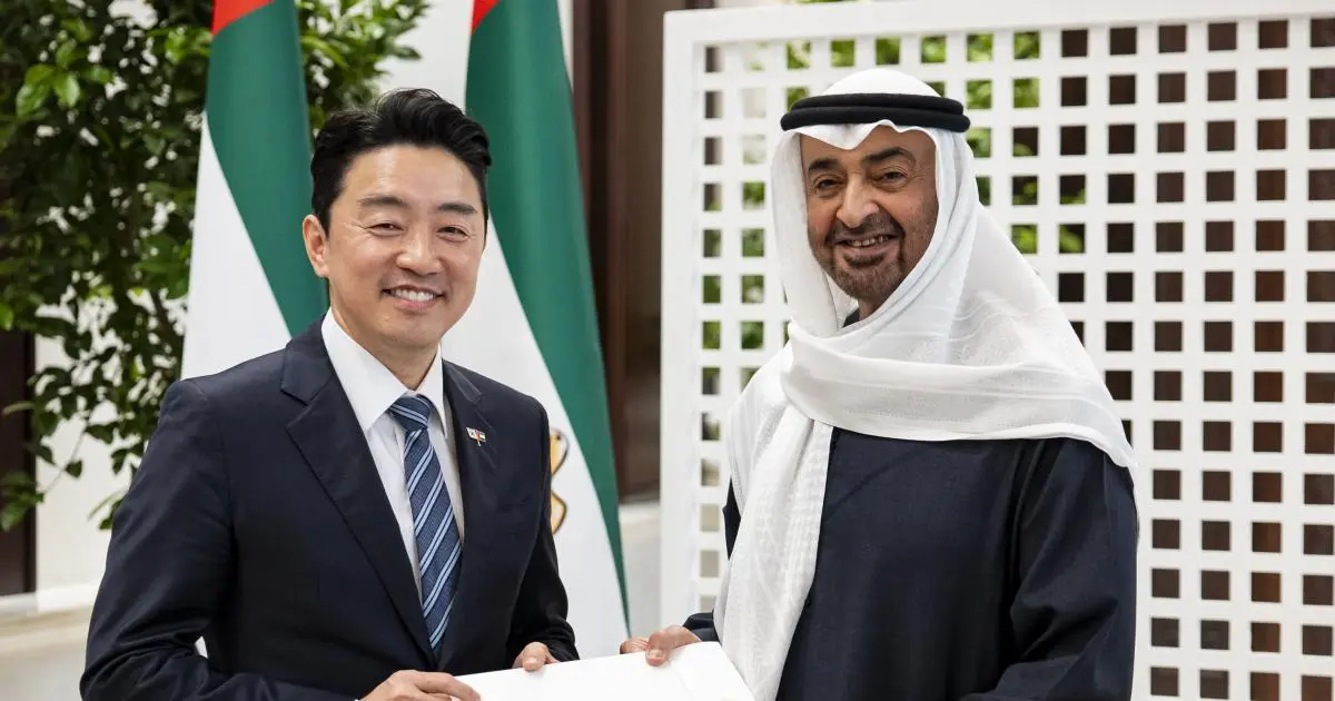 رئيس الإمارات يتلقى رسالة خطية من نظيره الكوري الجنوبي