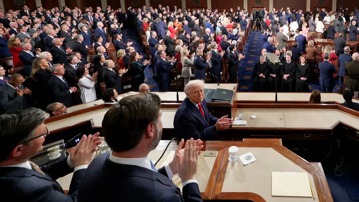 احتجاج غاضب تحت القبة: طرد النائب "آل غرين" من خطاب ترمب بعد رفعه لافتة ضد العنصرية