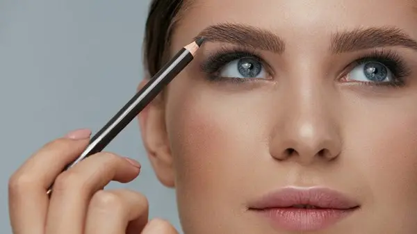 زهرة الخليج - أفضل أقلام الحواجب للنساء الأكبر سناً.. لامتلاء طبيعي