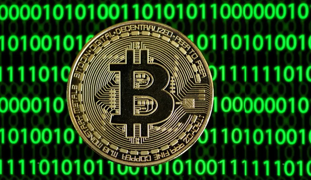 البيتكوين تتقلّب عند أعتاب 70 ألف دولار